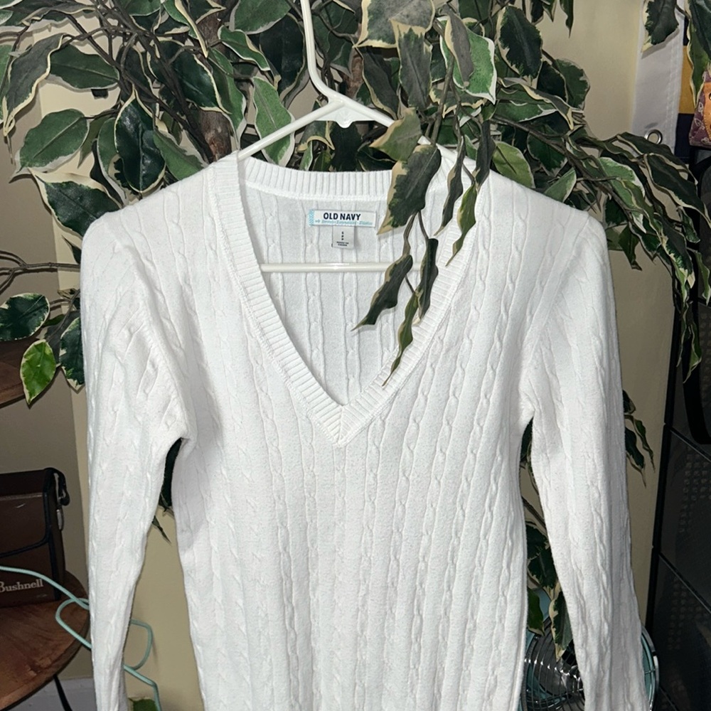 🦋White V-Neck Sweater 5/25$